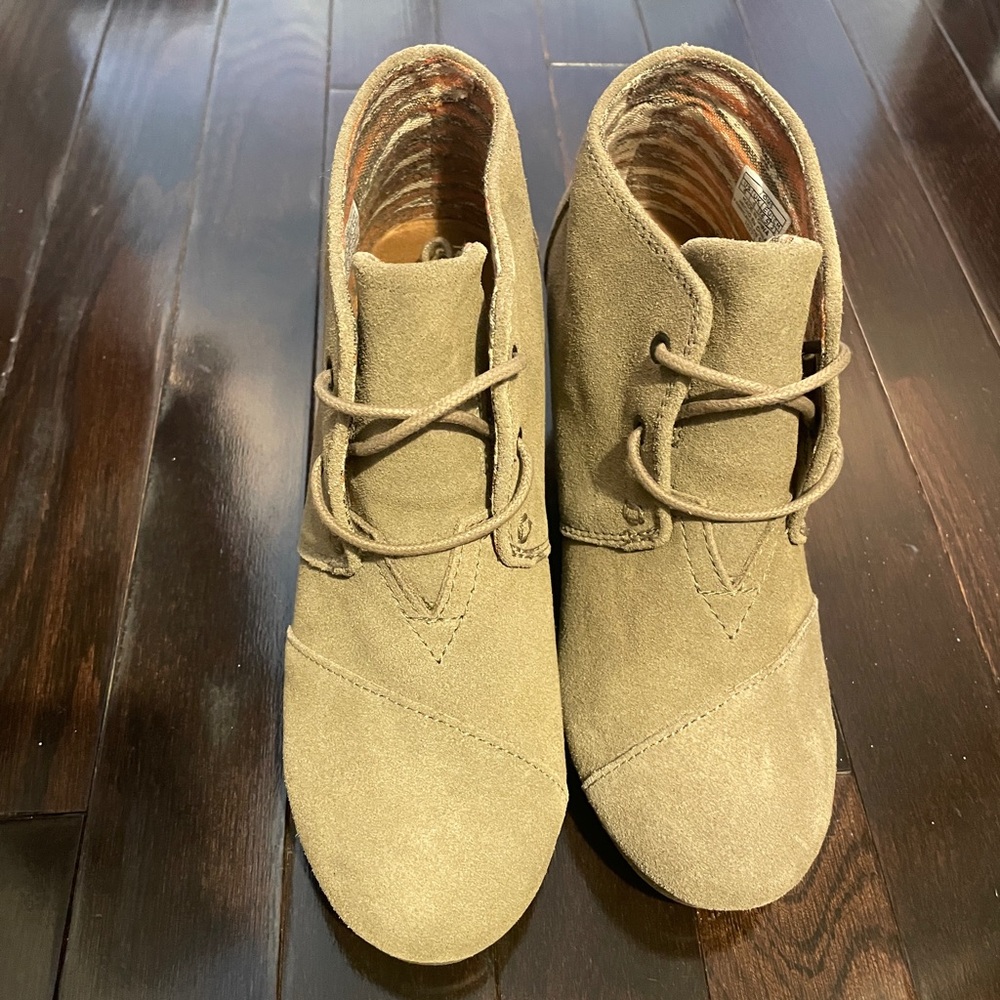Toms Suede Wedge Bootie Taupe Women’s size 6 Never Worn